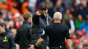 مستشهدًا بتصرفه ضد محمد صلاح.. كلوب يهاجم حكم مباراة توتنهام: لا أعرف كيف ينظر تجاهي