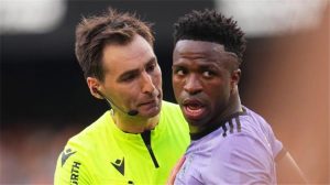 واقعة غريبة من حكم مباراة ريال مدريد وفالنسيا تجاه فينيسيوس والبرازيلي يسخر