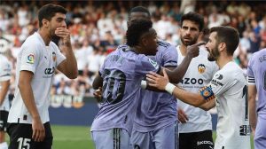 موندو ديبورتيفو: طرد فينيسيوس أمام فالنسيا قد يُنهي موسمه مع ريال مدريد