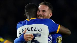 بعد اهتمام ليفربول وثلاثي الدوري الإنجليزي.. دي زيربي يلمح لمصير ماك أليستر وكايسيدو