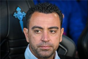 تشافي يعلن رد الليجا النهائي على خطة برشلونة وعودة ميسي