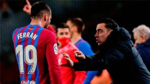 سبورت: تشافي يبلغ فيران توريس بموقفه من الاستمرار مع برشلونة
