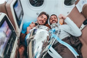 فيديو | جريليش يتوسل لـ برناردو سيلفا أثناء احتفالات لاعبي مانشستر سيتي بالثلاثية