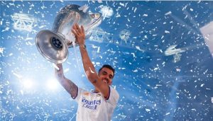 رسميًا.. ريال مدريد يعلن تجديد عقد سيبايوس حتى 2027
